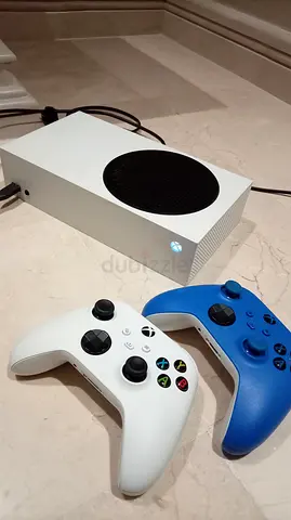 URGENT SALE!! Xbox series S 2 controllers