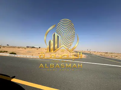 للبيع ارض تجارية مميزة بالشارقه في روضة القرط تاني قطعه من شارع خورفكان تملك حر للعرب