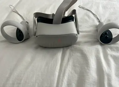 Oculus (Meta) Quest 2 VR Headset with Controllers - Great Condition