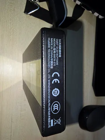Huawei 5G Mobile WiFi / Portable Hotspot (E6878-370) & Powerbank