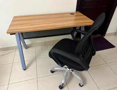 Office desk with ergonomic swivel chair - Excellent condition