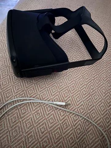 Meta/Oculus Quest VR Headset (standalone) - Good condition