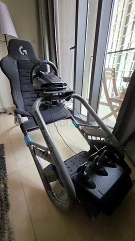 Logitech G923 Racing Wheel + Playseat Trophy Seat (PS5 / PS4 / PC)