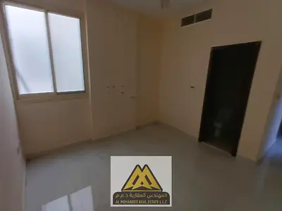 شقة غرفة وصالة منفصلة للإيجار السنوي في ليوارة 2 – عجمان قرب بنك ADCB (تكييف مركزي | 2 حمام | سهل المخرج للشارقة ودبي | 32 ألف على 4 أو 6 دفعات)