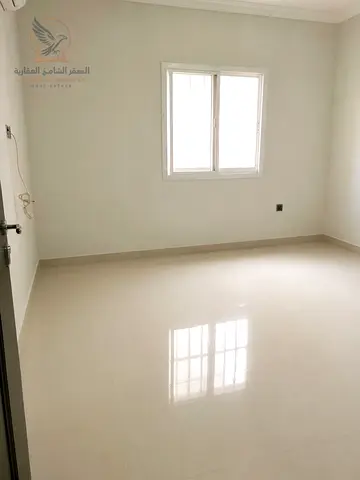 شقه غرفتين وصاله و 2 حمام بمساحه واسعه وبلكونه علي موقع متميز قريب من جميع الخدمات