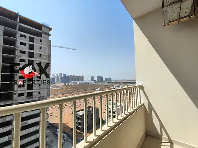 استوديو للبيع في سمارت تاور – العامرة، عجمان | باركينج | إطلالة مفتوحة على برج بلو بيل | مساحة 508 قدم² | 250,000 درهم