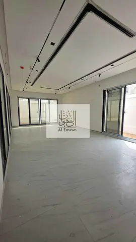 فيلا للبيع اول ساكن ٥ غرف موقع مميز بي منطقة الحوشي ،الشارقة
