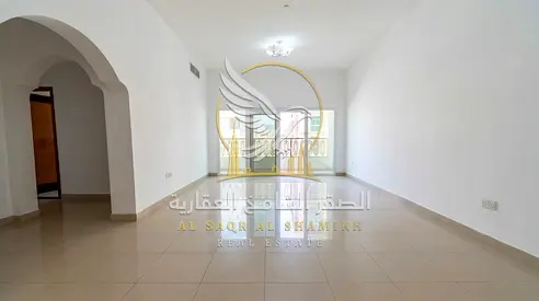 شقة غرفتين وصالة للايجار السنوي في منطقة البوطينة بلكونة باطلالة مفتوحة خزائن بالحائط مساحة واسعة تشطيب حديث