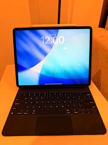 Ipad Pro 4th generation 12.9” + apple pencil + magic keyboard in great condition