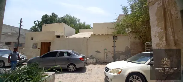بيت سكني استثماري للبيع في الرميلة عجمان، مساحة 1150 قدم، 5 غرف و5 حمامات، مؤجر للعزاب بدخل سنوي 38 ألف، بالقرب من الكورنيش والخدمات الرئيسية.