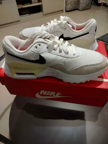 White Nike Air Max-style Sneakers, Men’s size (new)