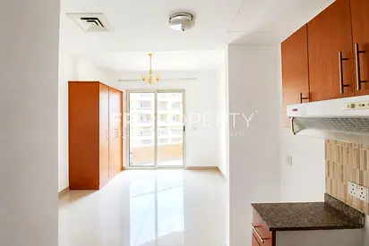 Studio with parking l Rented l Mid floor| Good ROI