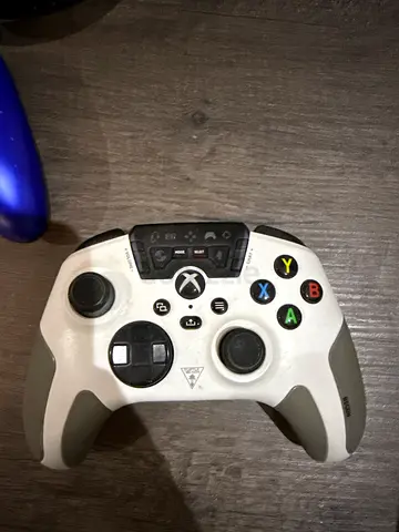 White turtle beach wired Xbox-style controller (used) - works