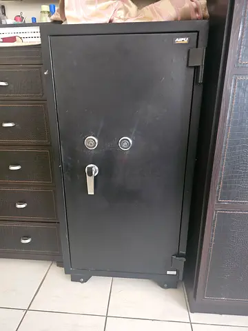 Large Heavy-Duty Home/Office Safe – Steel Security Safe, good condition size 100 cm by 52 cm size.
