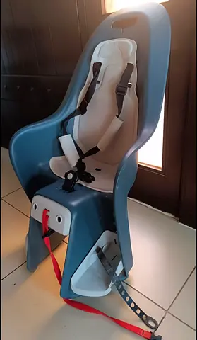 Rear-mounted child bike seat with harness