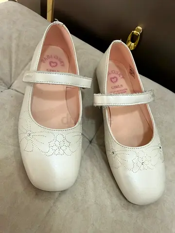 Girls ivory genuine Pabolsky footwear , size 33 (excellent condition)