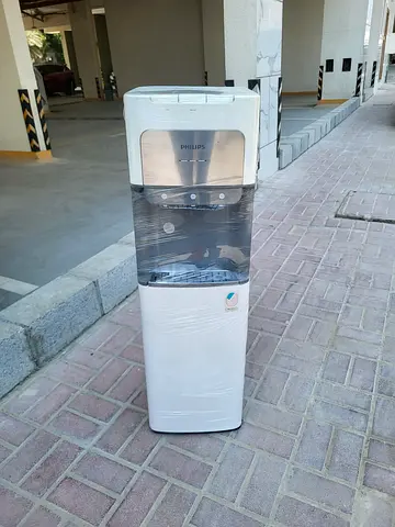 Bottom load water dispenser