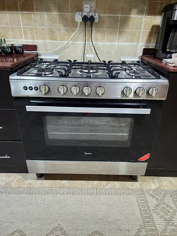Used freestanding gas cooker with oven - good working condition
