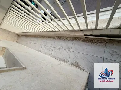 للإيجار السنوي شقة غرفتين وصالة في النباعة بالشارقة، مناسبة للعزاب والموظفين ، بمساحة كبيرة تشطيب ممتاز تاني ساكن موقع استراتيجي كل الخدمات حولك