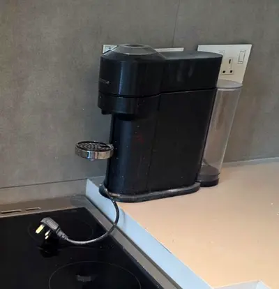 Compact single-serve capsule coffee machine