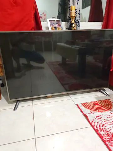 55-inch LED Smart TV in good working condition, after long run on off happens