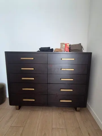 Dark wood 10-drawer dresser with brass handles - excellent condition