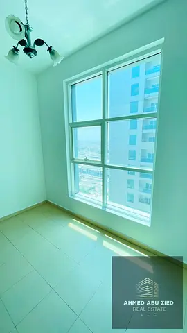 غرفة ماستر صالة كبيرة مطبخ امريكي 2 حمام تشطيب راقي بلكونة اطلالة مفتوحة تكييف مركزي تسهيلات في الدفع قريب لمخرج دبي الشارقة تامين شيك