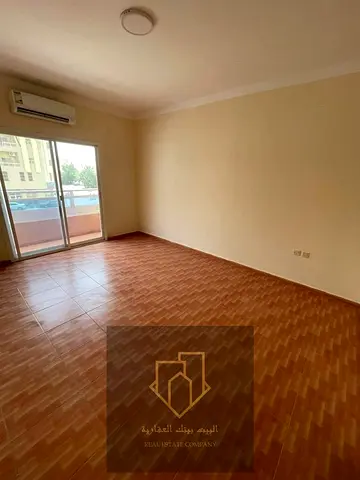 استوديو مع بلكونة _ مطبخ شبه منفصل _ تصميم عملي موقع مميز في منطقة الروضة