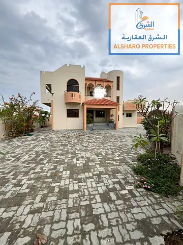 A unique opportunity to rent a spacious and luxurious villa in a strategic location in the Al Rifaa area near Sharjah Corniche, combining large spaces