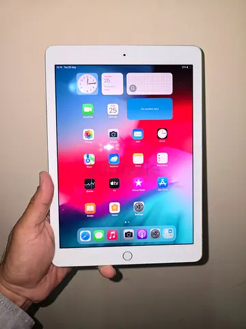 Ipad 9.7 pro 6th Gen 32Gb storage with charger Touch id working All Geniune only 300 final price