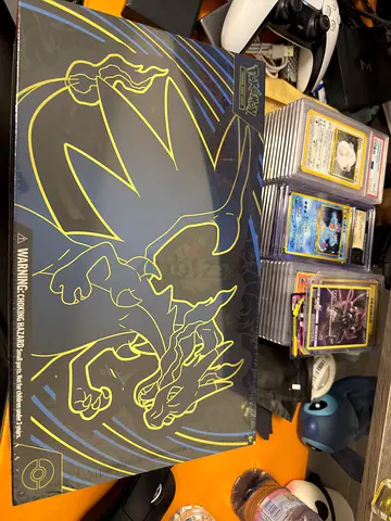 Pokémon Charizard Collector Box