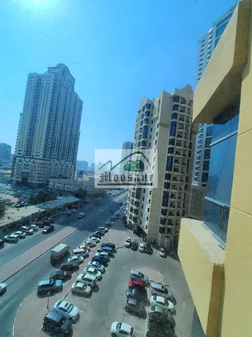شقة واسعة مكونة من غرفتي نوم وصالة، وأربعة حمامات، بالإضافة إلى غرفة معيشة وغرفة رئيسية وشرفة (إطلالة مفتوحة)، متاحة للإيجار بسعر 34,000 درهم إماراتي