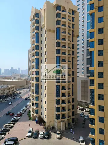شقة واسعة مكونة من غرفتي نوم وصالة، وأربعة حمامات، بالإضافة إلى غرفة معيشة وغرفة رئيسية وشرفة (إطلالة مفتوحة)، متاحة للإيجار بسعر 34,000 درهم إماراتي