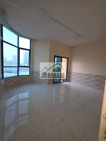 شقة واسعة مكونة من غرفتي نوم وصالة، وأربعة حمامات، بالإضافة إلى غرفة معيشة وغرفة رئيسية وشرفة (إطلالة مفتوحة)، متاحة للإيجار بسعر 34,000 درهم إماراتي