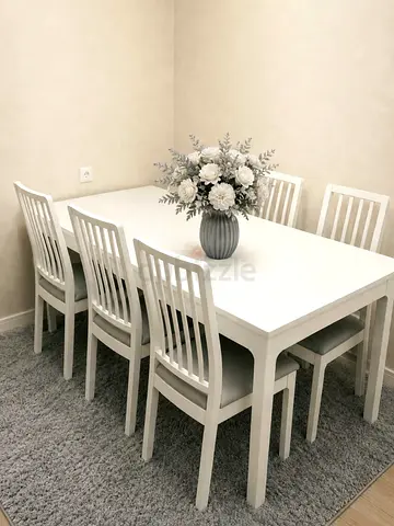 Solid wood Extendable dining table with 6 chairs IKEA like new