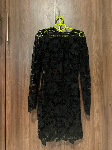 Black long-sleeve short lace dress