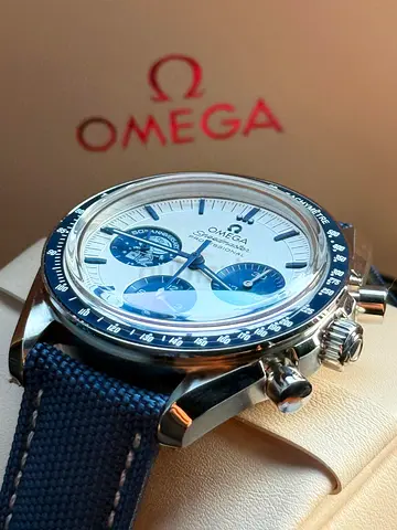 Omega speedmaster silver snoopy Award watch