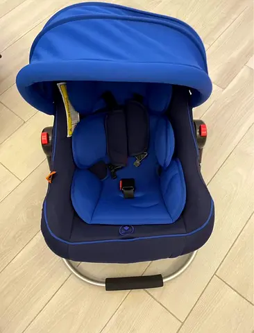 Blue infant car seat / baby carrier (rear-facing) - good condition