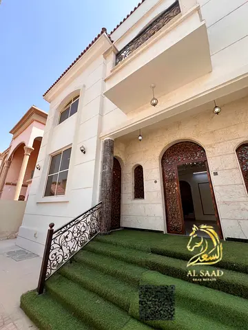 فيلا عائلية فاخرة للإيجار | [5] غرف ماستر | مجلس وصالتان | المويهات [1]