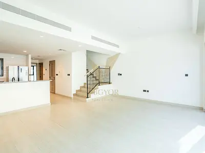 4BR Townhouse | Near Park-Central Hub | Santorini