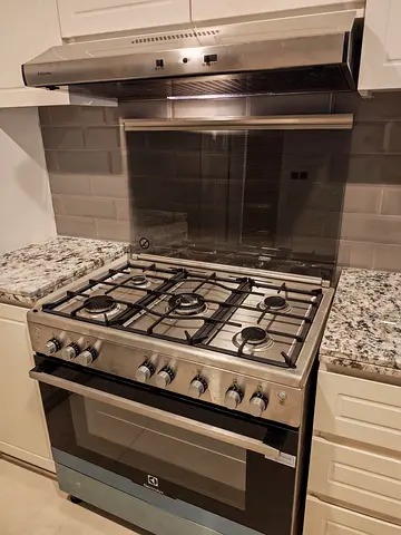 Stainless steel freestanding gas cooker with oven - brand new.