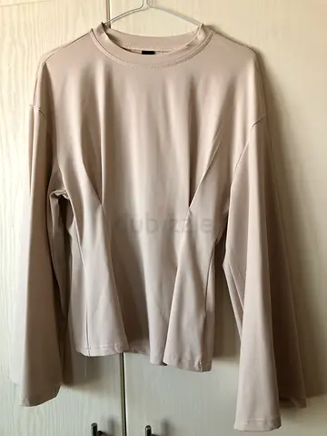 Light beige long sleeve crew neck top - women's size M