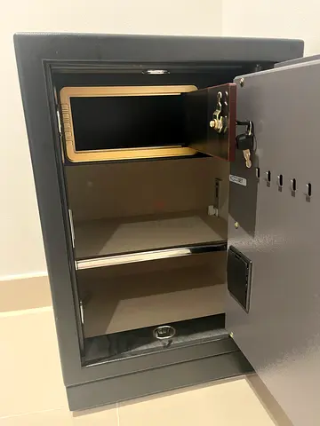 Small Office Safe/Secure Deposit Box - Good Condition