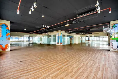 Vacant | 10 Parking | Close to Metro