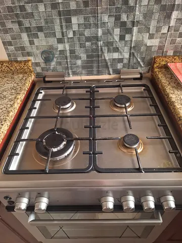 Stainless Steel 4-Burner Gas Hob with Oven - Good Working Condition. Used only for 10 months. 1 yr w