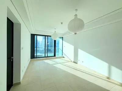1BR Apartment | Marina & Skyline View | Balcony Access