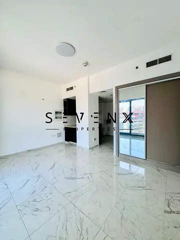 Bright Studio | Golden Dream Tower 1 | Balcony | Downtown View