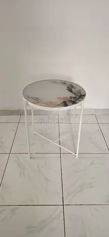 Small round side table with floral top. Handmade with dry flowers and epoxy resin.