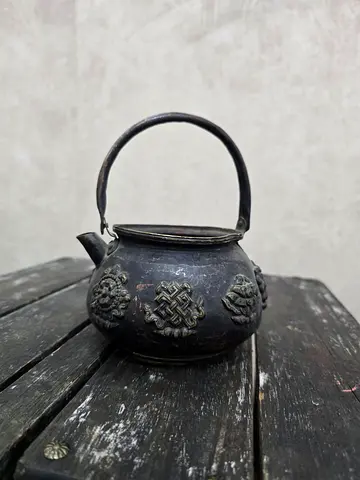 Vintage Asian Antique-Style Metal Kettle – Traditional Embossed Decoration