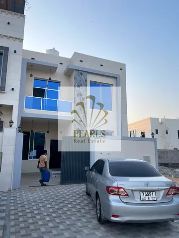 اشيك وافخم اب تاون يتكون من خمس غرف ماستر _صالة واسعة ومجلس _مطبخ مجهز علي اعلي مستوي _7 حمام _مساحة 2500_قريب من الخدمات والمواصلات العامة _السعر الا